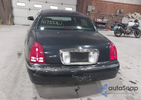 2002 Lincoln Town Car Executive z USA, uszkodzony, nr VIN 1LNHM81W22Y670500